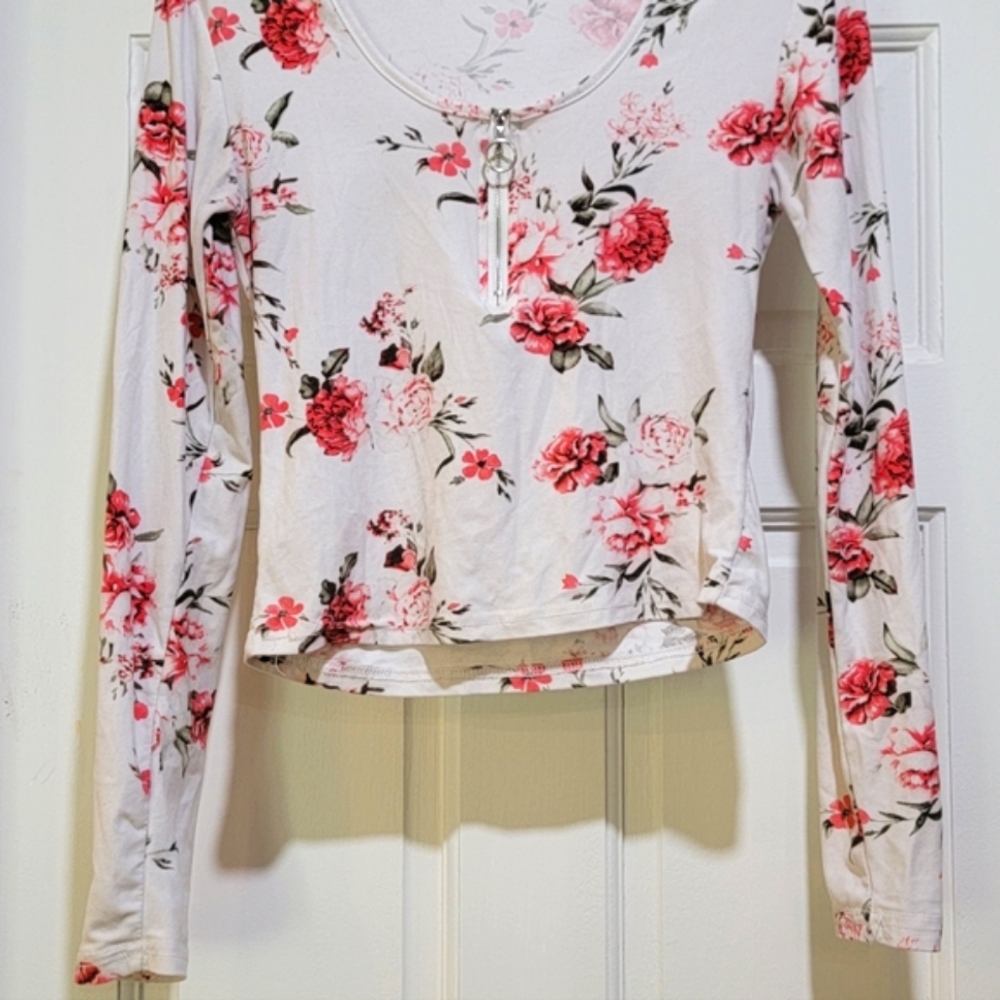 Rue 21 Junior Long Sleeve Crop Top. Size Small. EUC